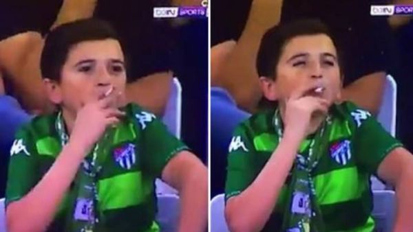 "طفل" يُدخن على مدرجات مبارة وديّة في تركيا