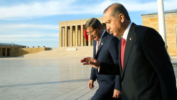 قيادة "العدالة والتنمية" توصي بفصل "داوود أوغلو" من الحزب