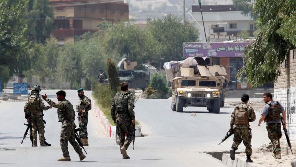 انتحاري يفجر نفسه خارج قاعدة أمريكية رئيسية في أفغانستان