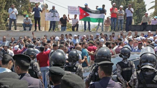 معلمو الأردن يواصلون الإضراب رغم تهديدات الحكومة