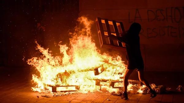 متظاهرون يضرمون النار في احد شوارع برشلونة