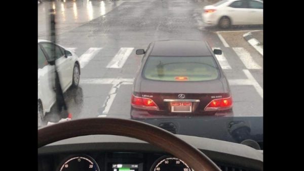 إسرائيل تحتفي بسيارة جابت شوارعها تحمل لوحة "أبو ظبي"