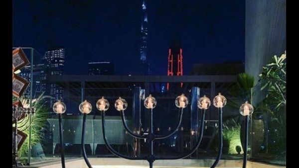 شمعدان عيد الحانوكا اليهودي يشتعل خلف برج خليفة في الإمارات