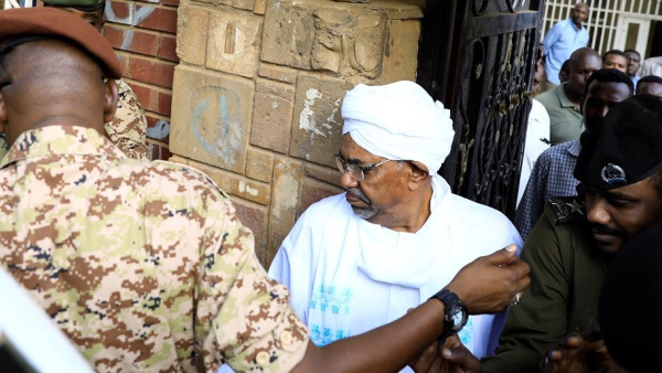 عُزل البشير من رئاسة السودان في أبريل الماضي