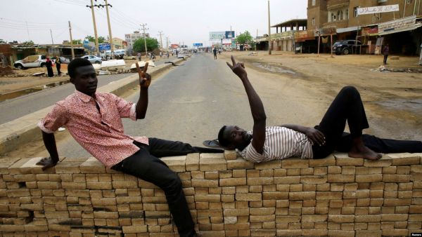 الجيش السوداني يعلن إغلاق الشوارع المؤدية للقيادة العامة الخميس