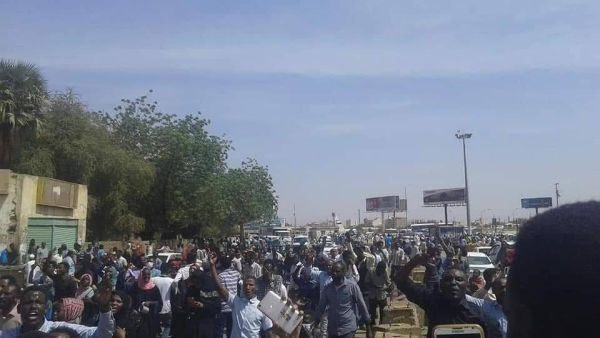 سودانيون يتجمعون على ضفاف النيل قبالة الخرطوم بعد اشتباكات دامية