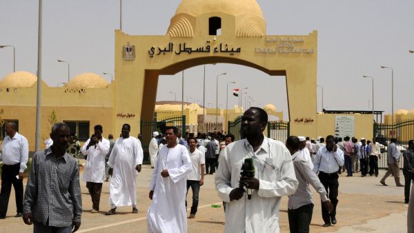 إصابات جراء اشتباكات بين سودانيين عائدين لبلادهم والشرطة المصرية