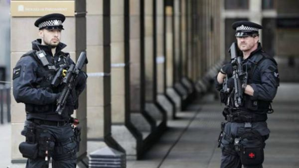 إطلاق بمحيط مسجد في لندن 