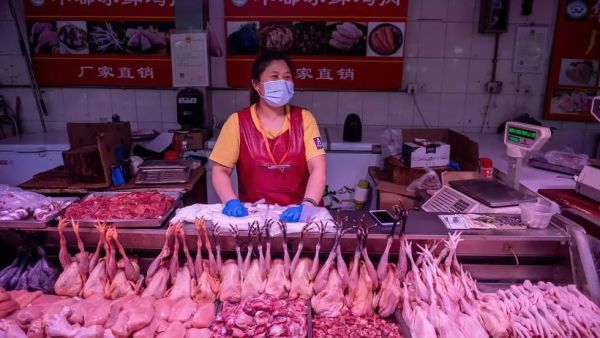 بائعة لحوم دجاج في سوق في بكين