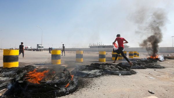 استئناف العمليات في ميناء ومصفاة نفطية بالعراق بعد رحيل محتجين
