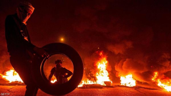 المتظاهرون يغلقون الشوارع بالإطارات المشتعلة