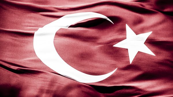 مهاجمون يشعلون النار في سيارة موظف بقنصلية تركية في اليونان