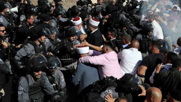 إصابة 10 واعتقال 3 في اقتحام الشرطة الإسرائيلية للمسجد الأقصى