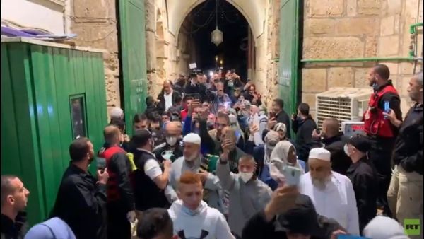إعادة فتح المسجد الأقصى بعد شهرين من إغلاقه ومئات الفلسطينيين يدخلونه مكبرين
