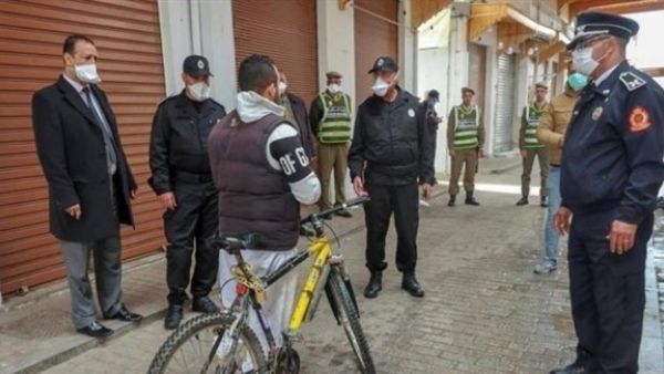 عناصر من الشرطة المغربية مع منتهك للحجر الصحي في الدار البيضاء