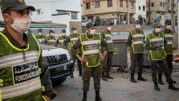 عناصر من قوة تابعة لوزارة الداخلية المغربية تقوم بدورية في أحد أحياء الرباط 