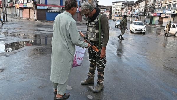 مقتل 3 من أعضاء الحزب الحاكم بالهند في هجوم بكشمير