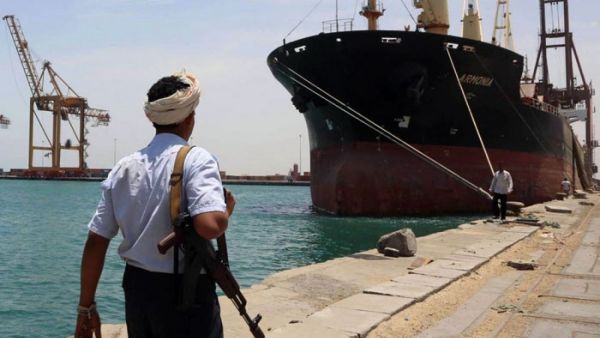 الحكومة اليمنية تسمح بدخول 10 سفن تحمل نفطاً إلى الحديدة