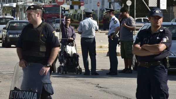 مصرع 6 مهاجرين بحادث مع محاولة مهربين الهرب من الشرطة اليونانية