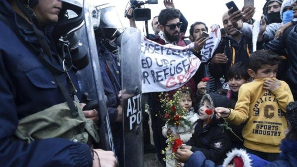 طالبو اللجوء يغادرون المنطقة الحدودية مع اليونان