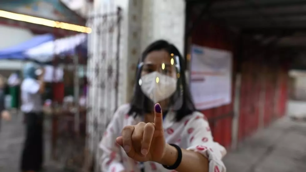 ناخية في مركز للاقتراع في رانغون في بورما 