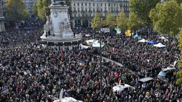 آلاف يتجمعون في باريس تكريماً لذكرى مدرّس قتِل بقطع الرأس