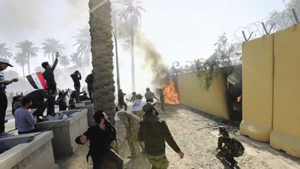 إصابة 3 أشخاص في قصف استهدف السفارة الأمريكية ببغداد