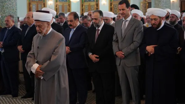 بشار الأسد يصلي العيد في مسجد بدمشق