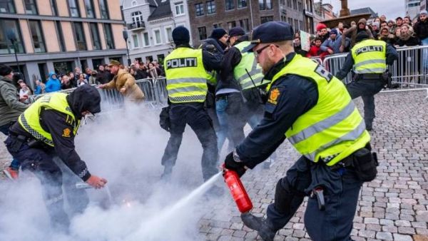 شرطة النرويج تستخدم الغاز المسيل للدموع بعد توترات في مسيرة مناهضة للإسلام