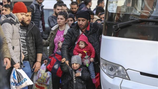 آلاف المهاجرين يواصلون التدفق إلى الحدود التركية اليونانية