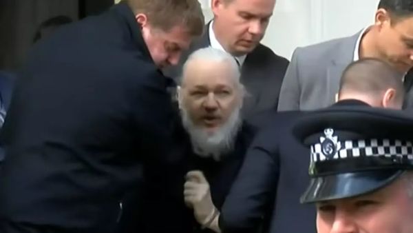 جوليان أسانج