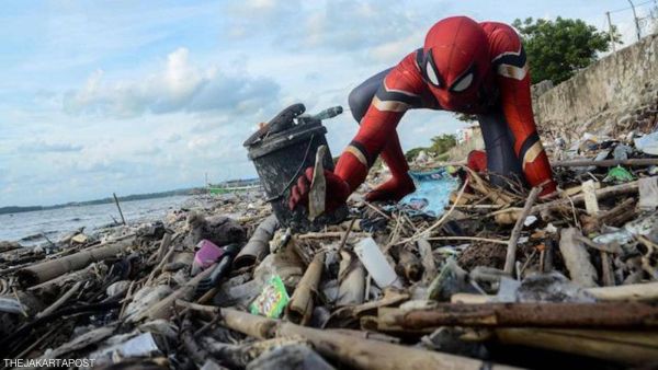رودي هارتونو بيرتدي زي سبايدرمان