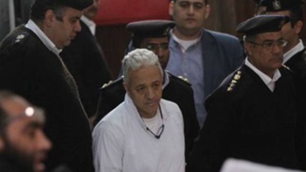 المعتقل الراحل مصطفى قاسم أثناء جلسات محاكمته (مواقع التواصل)