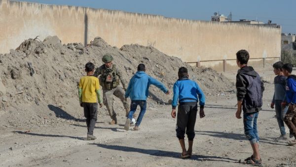 الجيش التركي ينشر صور لعبه الكرة مع الأطفال بشمال سوريا