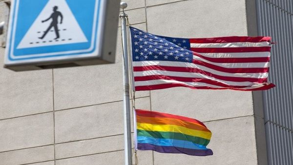 علم المثليين بجانب العلم الأمريكي فوق مبنى السفارة الأمريكية في تل أبيب عام 2014