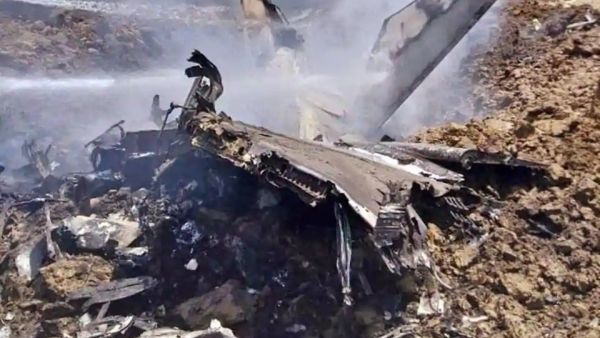 تحطم طائرة باكستانية على متنها 90 راكبا في كراتشي