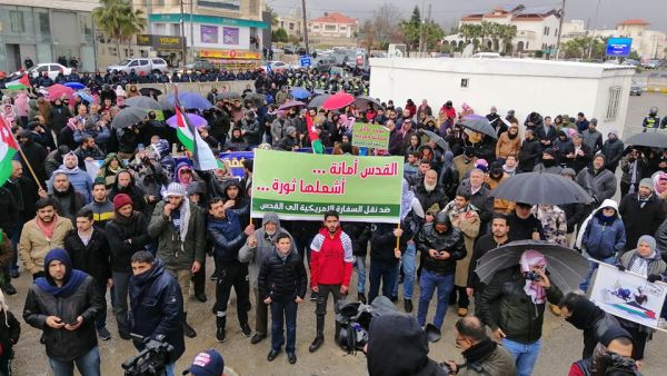 أردنيون يحتجون ضد صفقة القرن قرب السفارة الأمريكية بعمّان