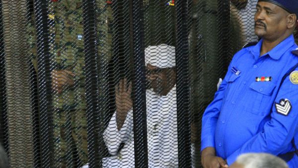 الرئيس السوداني السابق لم يتحدث كثيراً خلال الجلسة، وأجاب على بعض التساؤلات