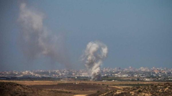 إسرائيل تقصف غزة وتمنع إدخال الإسمنت إليها