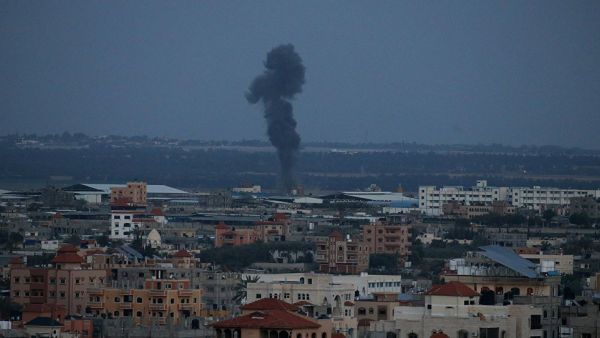 القبة الحديدية تطلق صواريخ اعتراضية لصواريخ قادمة من غزة كما تُرى من مدينة عسقلان