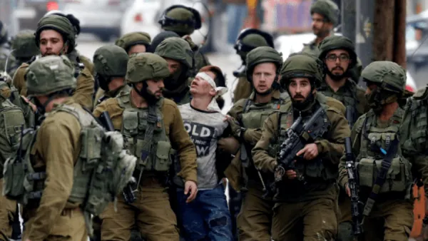 بمقص للأظافر وشفرة حلاقة..أسير فلسطيني يجري عملية لابن شقيقه