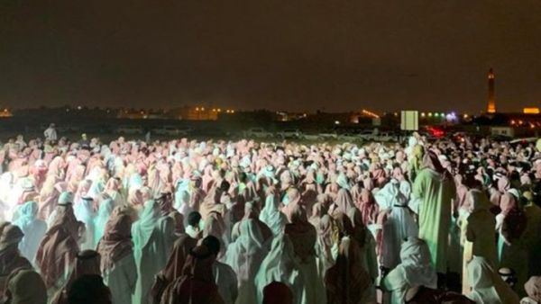 حشود تشيع جثمان داعية سعودي توفي في السجن