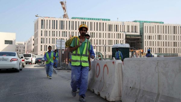 "هيومن رايتس ووتش" تنتقد تأخر دفع أجور عاملين بقطر