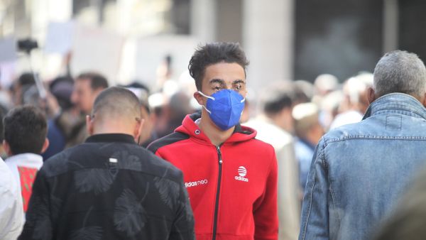 المغرب يرفض اتهامات باستخدام الشرطة أساليب قاسية في تطبيق العزل العام