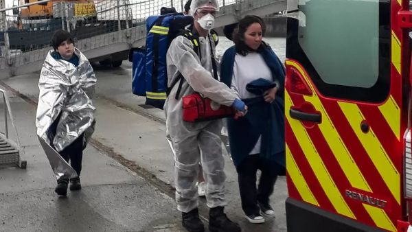 مهاجرون بعد انتشالهم من البحر على اثر غرق زورقهم في بحر المانش