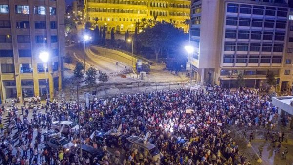 مرافق وزير لبناني يطلق النار لتفريق محتجين لفتح الطريق