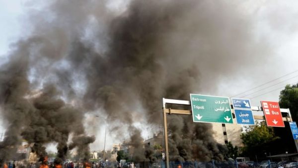 اللبنانيون يواصلون تظاهراتهم والحريري يلغي جلسة الحكومة