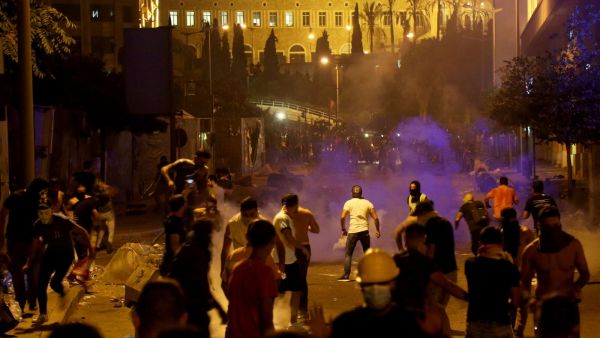 احتجاجات ليلية في لبنان إثر انخفاض غير مسبوق لليرة أمام الدولار