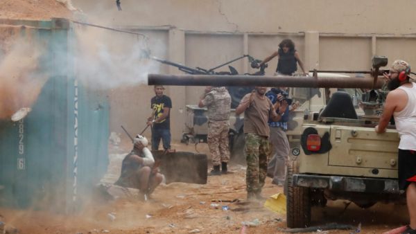 حكومة طرابلس تعلق المحادثات مع قوات شرق ليبيا بعد قصف حفتر لميناء العاصمة