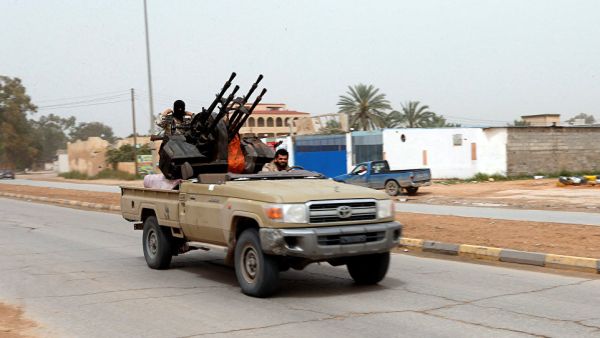 إجلاء مهاجرين من العاصمة الليبية ومقاتلو طرابلس يحذرون حفتر
